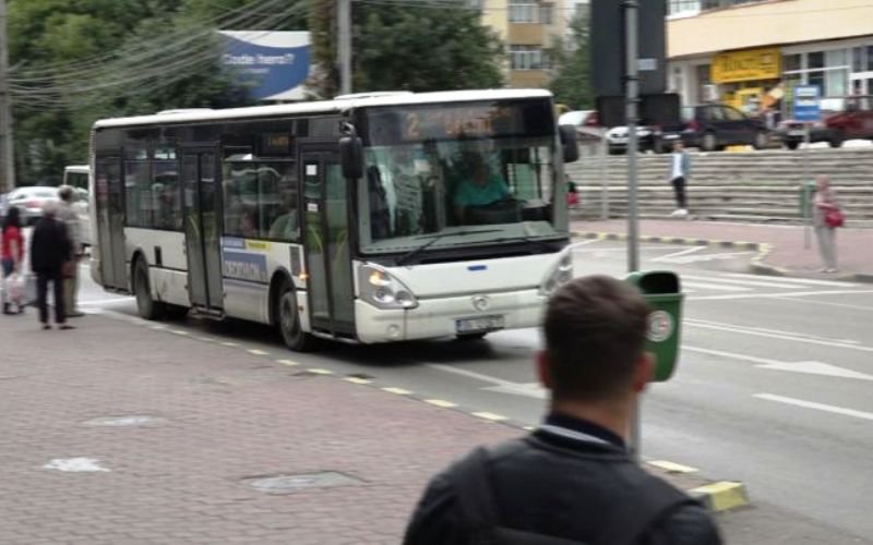 Incident REVOLTĂTOR la Suceava! I-a rupt mâna pentru că a tuși în autobuz!