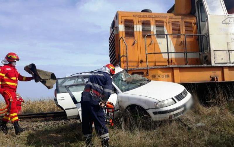ACCIDENT feroviar GRAV! Mașină lovită în plin de trenul Suceava-Botoșani