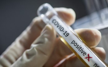 Femeie cu COVID-19 adusă la …