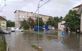 Botoșani: Străzi inundate şi maşini …