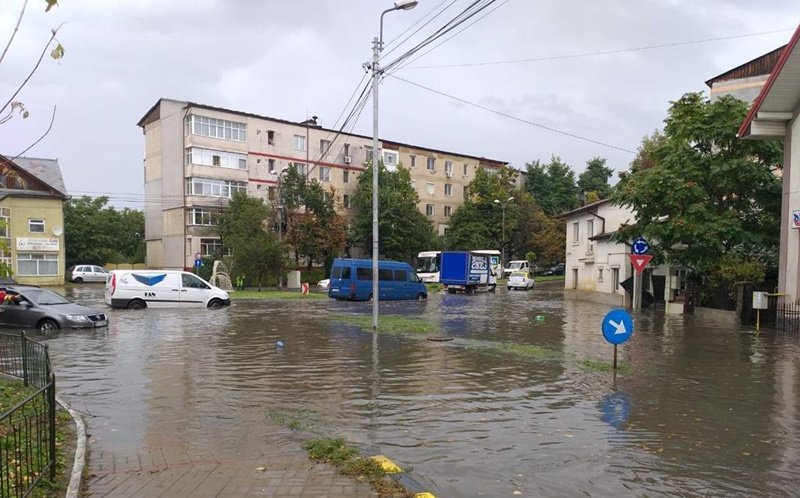 Botoșani: Străzi inundate şi maşini blocate în apă, după o ploaie de 40 de minute - FOTO