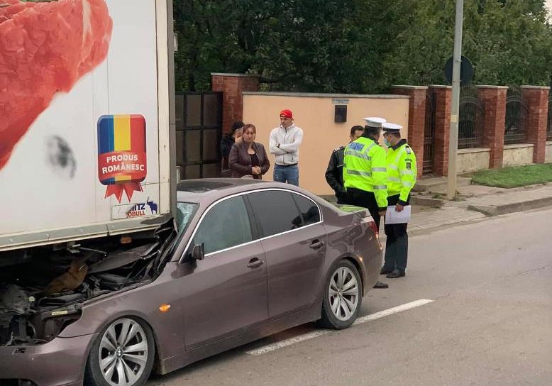 Accident la Botoșani! A intrat cu BMW-ul sub un camion care staționa