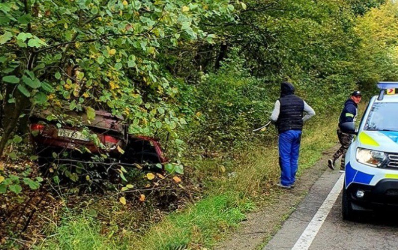 BOTOȘANI! Mașină răsturnată la marginea unei păduri