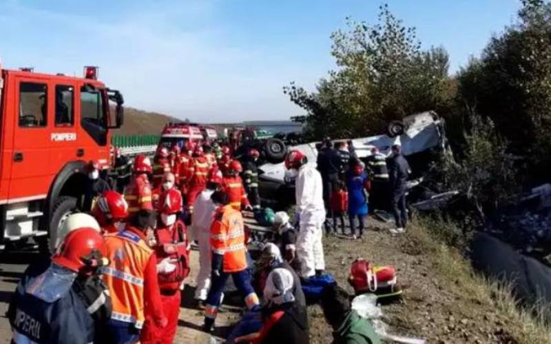 Microbuz care aducea români din Germania răsturnat pe autostradă. Un botoșănean de 19 ani a murit, alte 13 persoane rănite