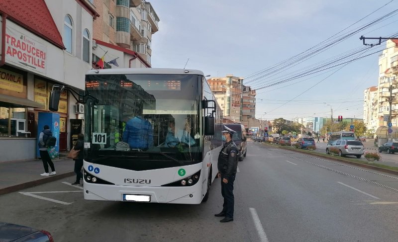 Peste 50 de botoșăneni amendați pentru că nu purtau masca, polițiștii au verificat 64 mijloace de transport public în comun – FOTO