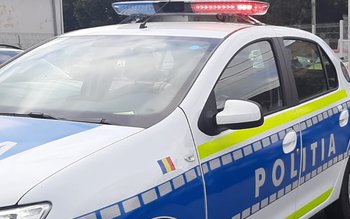 Trei tineri s-au răsturnat cu …