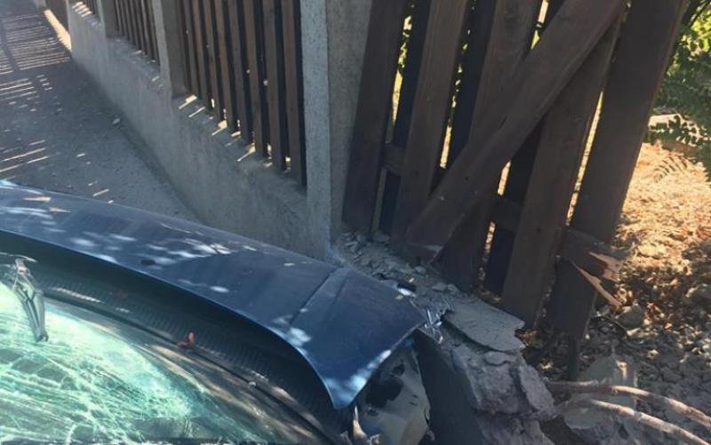 Beat criţă la volan, un bărbat din Vlăsinești şi-a „parcat” mașina în gardul unei case