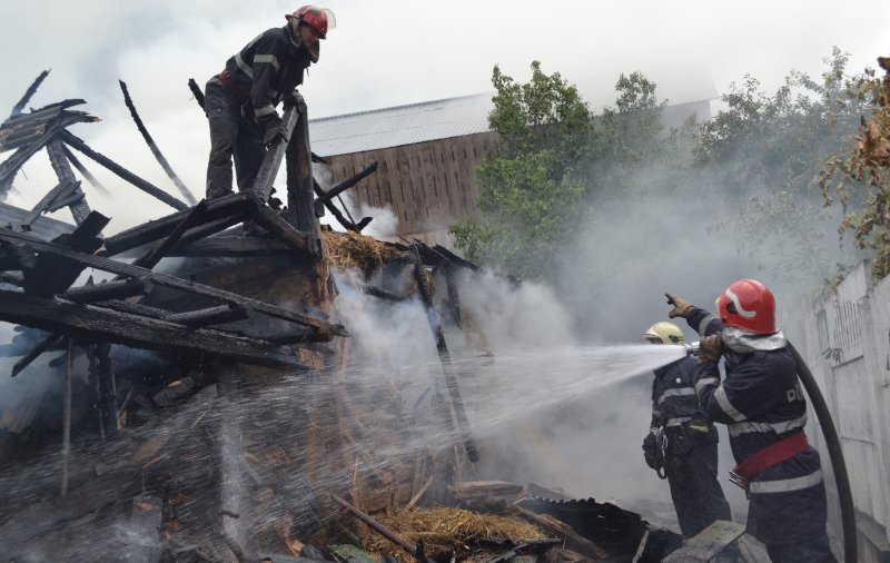 Incendiu la Corni! Bucătărie de vară și depozit de furaje distruse de un cuptor electric