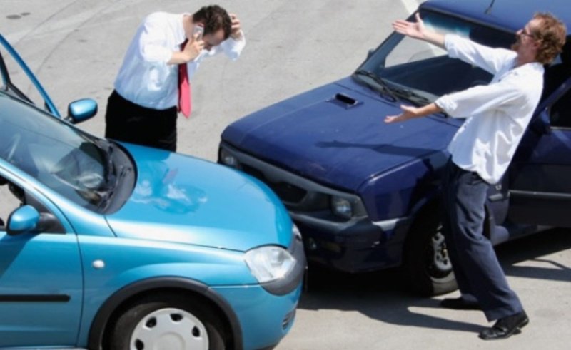 Accident rutier cu două mașini avariate, un șofer începător și unul sub influența alcoolului