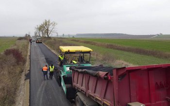 A început asfaltarea drumului județean …