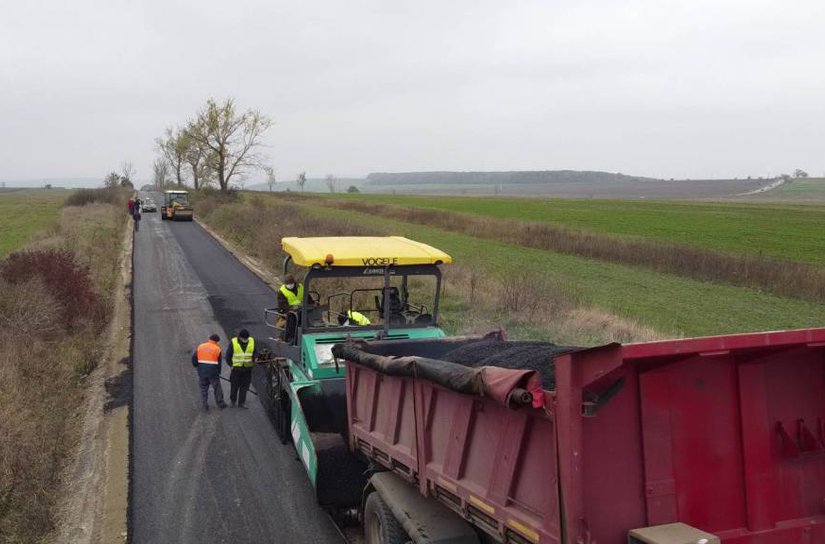 A început asfaltarea drumului județean Ionășeni - Mășcăteni - FOTO