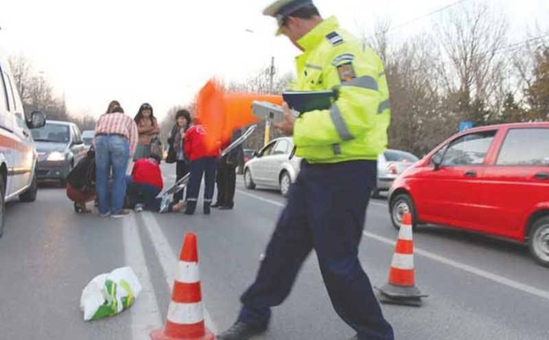 Accident produs din neatenție! Două femei, pe un drum prea mic...