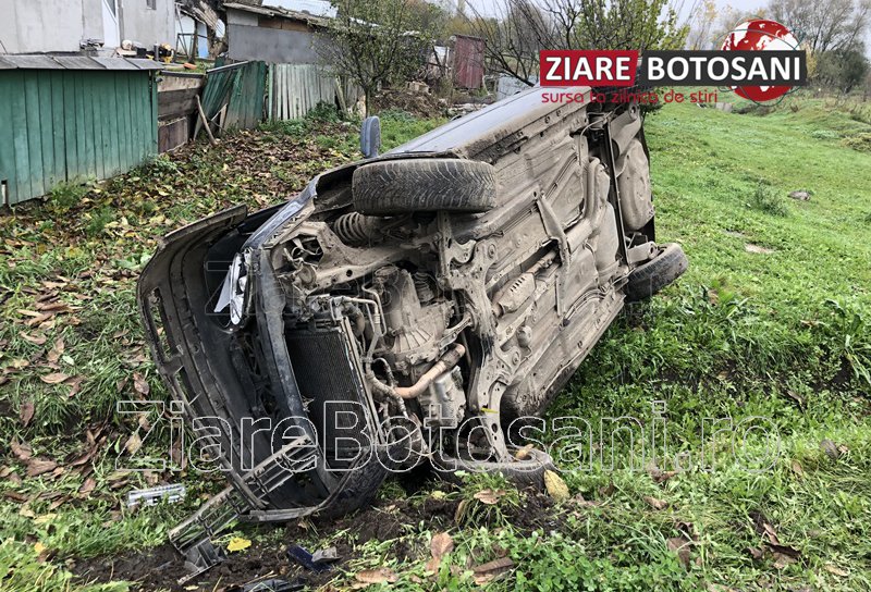 Accident în Județul Botoșani! Un tânăr s-a răsturnat cu mașina într-o curbă - FOTO