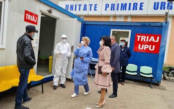 Două corturi de campanie montate …