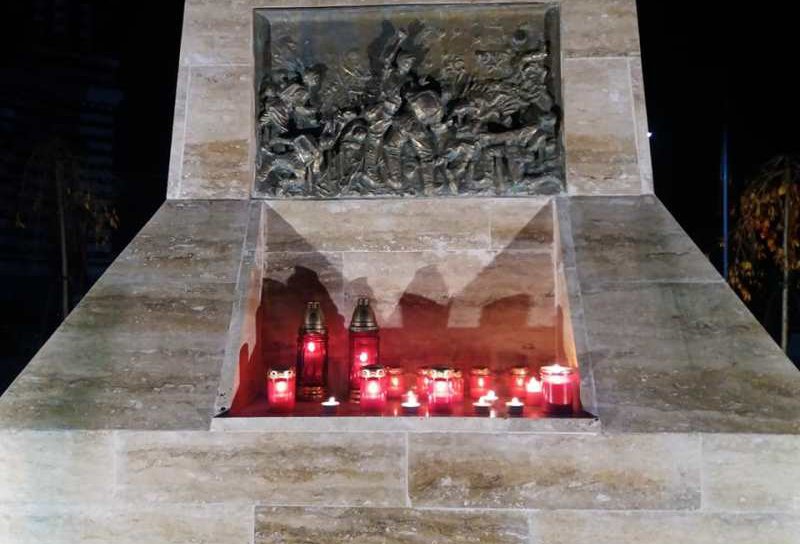 Dorohoi: Moment de reculegere și lumânări aprinse pentru victimele incendiului de la Piatra Neamț
