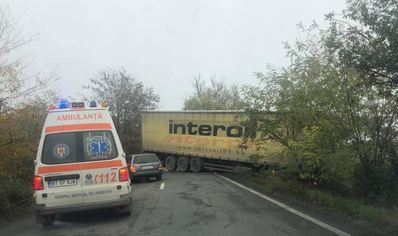 Accident! Un Camion a derapat și a blocat circulația în intersecția cu drumul spre Mănăstirea Zosin