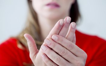 De ce ne amorţesc mâinile …