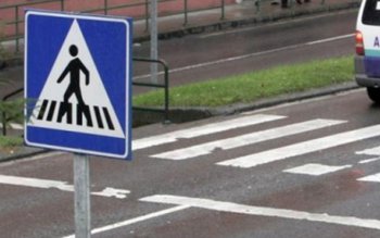 Femeie acroșată pe o trecere …