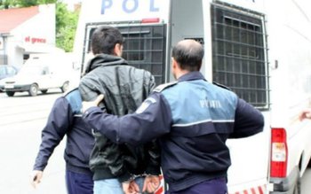 Doi tineri cu fețele acoperite, …