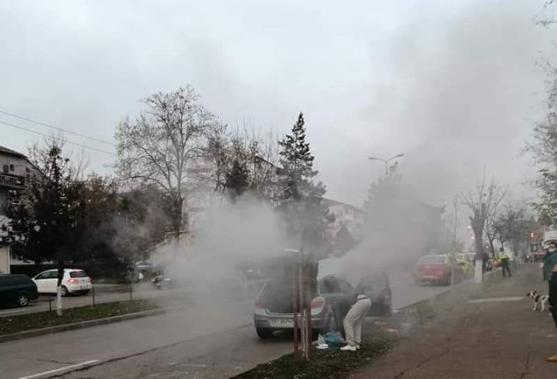 Trafic restricționat pe o stradă din Botoșani din cauza unui autoturism care a luat foc - FOTO