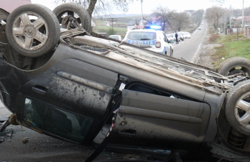 Accident la ieșirea din Darabani! O mașină s-a răsturnat după o depășire imprudentă - FOTO