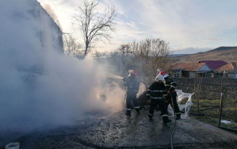 Opt familii din județul Botoșani afectate de incendii, în ultimele patru zile