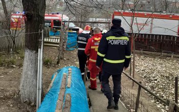 Bătrân salvat de pompieri după …