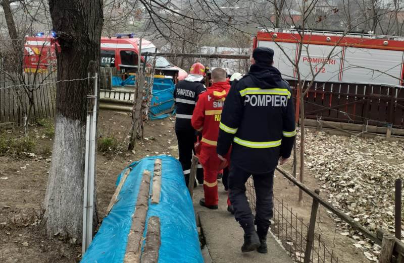 Bătrân salvat de pompieri după ce a suferit un accident vascular în timp ce repara acoperișul casei - FOTO