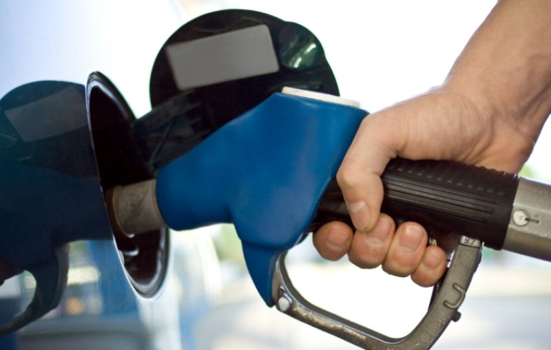 Cu cât cresc prețurile la benzină, motorină și țigări. Majorările se aplică de la 1 ianuarie 2021
