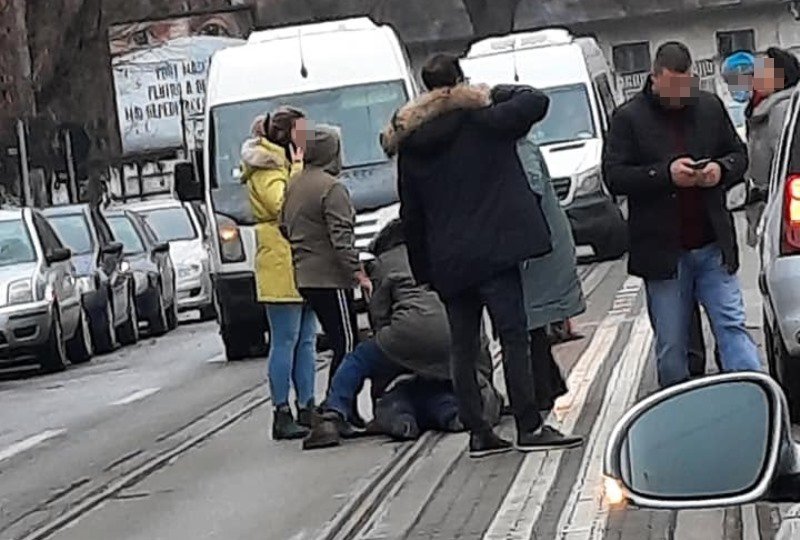 Accident pe strada Primăverii! Femeie imprudentă lovită de o mașină