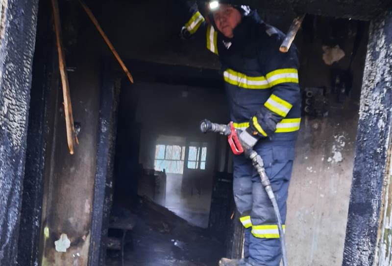 Botoșăneancă intoxicată cu fum în urma unui incendiu care i-a distrus locuința