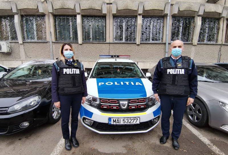 Femeie salvată de doi polițiști din Botoșani, soț și soție
