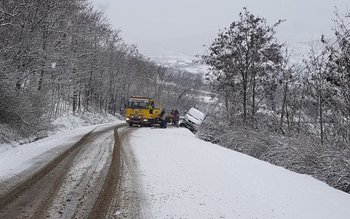 Mașină ajunsă în șanț din …