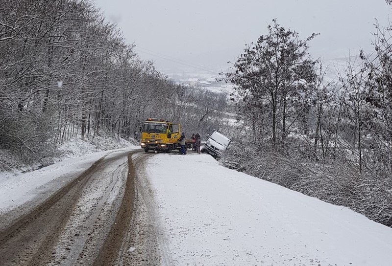 Mașină ajunsă în șanț din cauza vitezei și a zăpezii