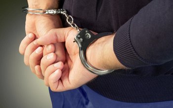 Bărbat prins de polițiști și …