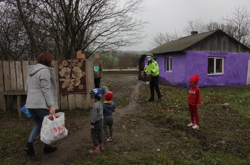 Cadouri în avans de la Moș Crăciun prin intermediul polițiștilor din Botoșani - FOTO