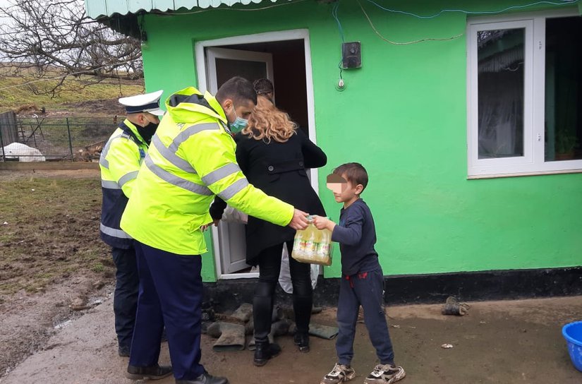 Daruri oferite de polițiștii botoșăneni - FOTO