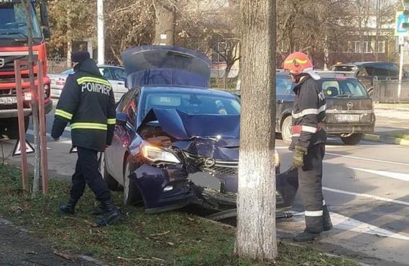 Botoșani: Accident rutier produs de o șoferiță care a intrat cu mașina într-un copac