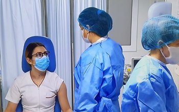 Moment istoric: A fost vaccinat …