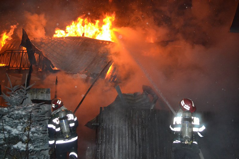 Un botoșănean și-a dat foc la casă, după ce logodnica l-a părăsit înainte de Crăciun