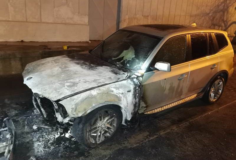BMW distrus parțial într-un incendiu la Botoșani