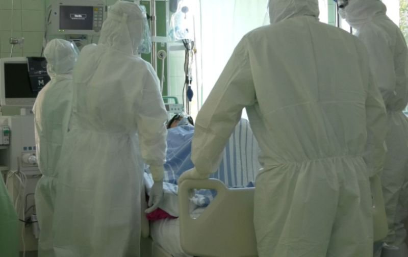 Unul dintre cei mai cunoscuți cântăreți români e în spital infectat cu COVID. Situația este critică