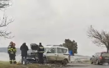 Accident! Două mașini s-au izbit …