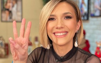 Adela Popescu este însărcinată cu …