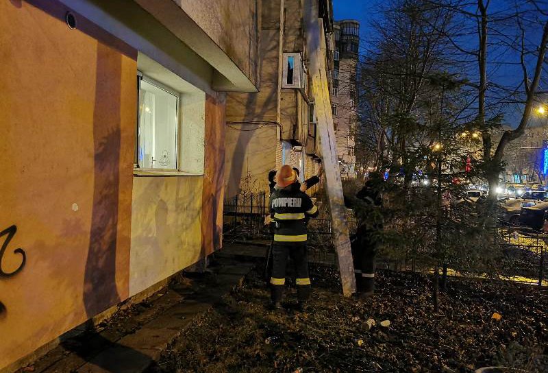 Panică într-un bloc din Botoșani! Incendiu izbucnit într-un balcon situat la etajul doi - FOTO