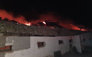 Adăpost de păsări aprins de …