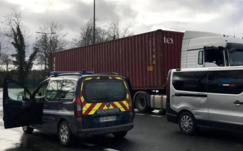 Șofer român de TIR găsit mort în cabina camionului, în Franța