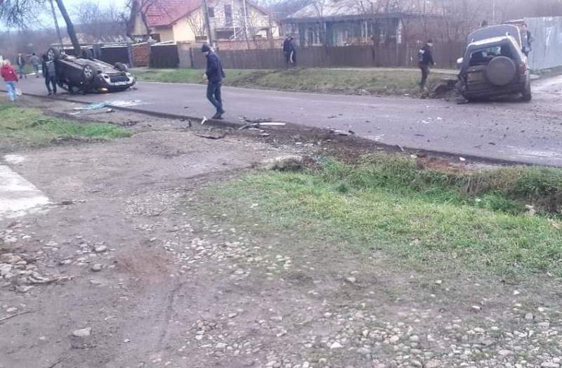 Accident pe un drum din Botoșani! O mașină s-a răsturnat după o depășire imprudentă