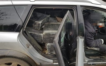 Autoturism burdușit cu ţigări de …