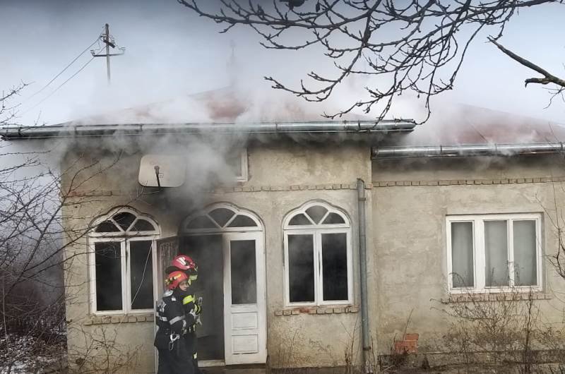 Bărbat ajuns la spital cu arsuri după ce a încercat să aprindă focul în sobă cu benzină - FOTO